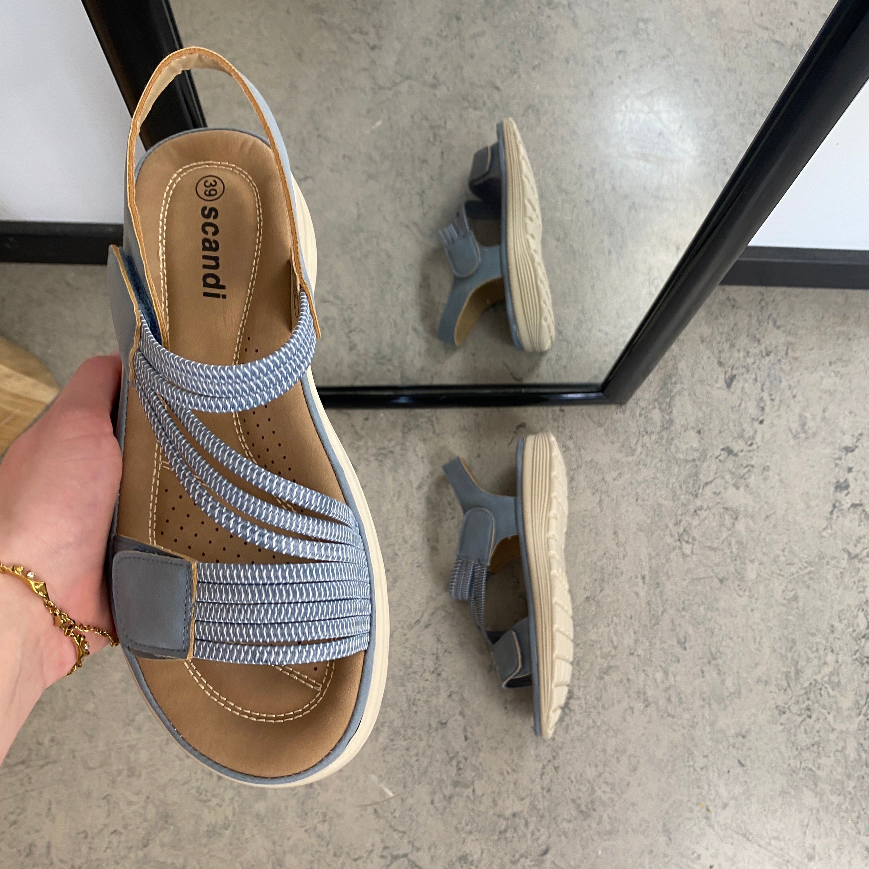 Blå komfort sandal med elastiske remme – let & støttende