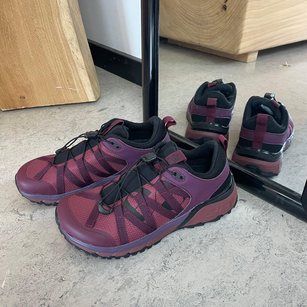 Bordeaux vandafvisende damesko med bred pasform og svangstøtte fra Green Comfort
