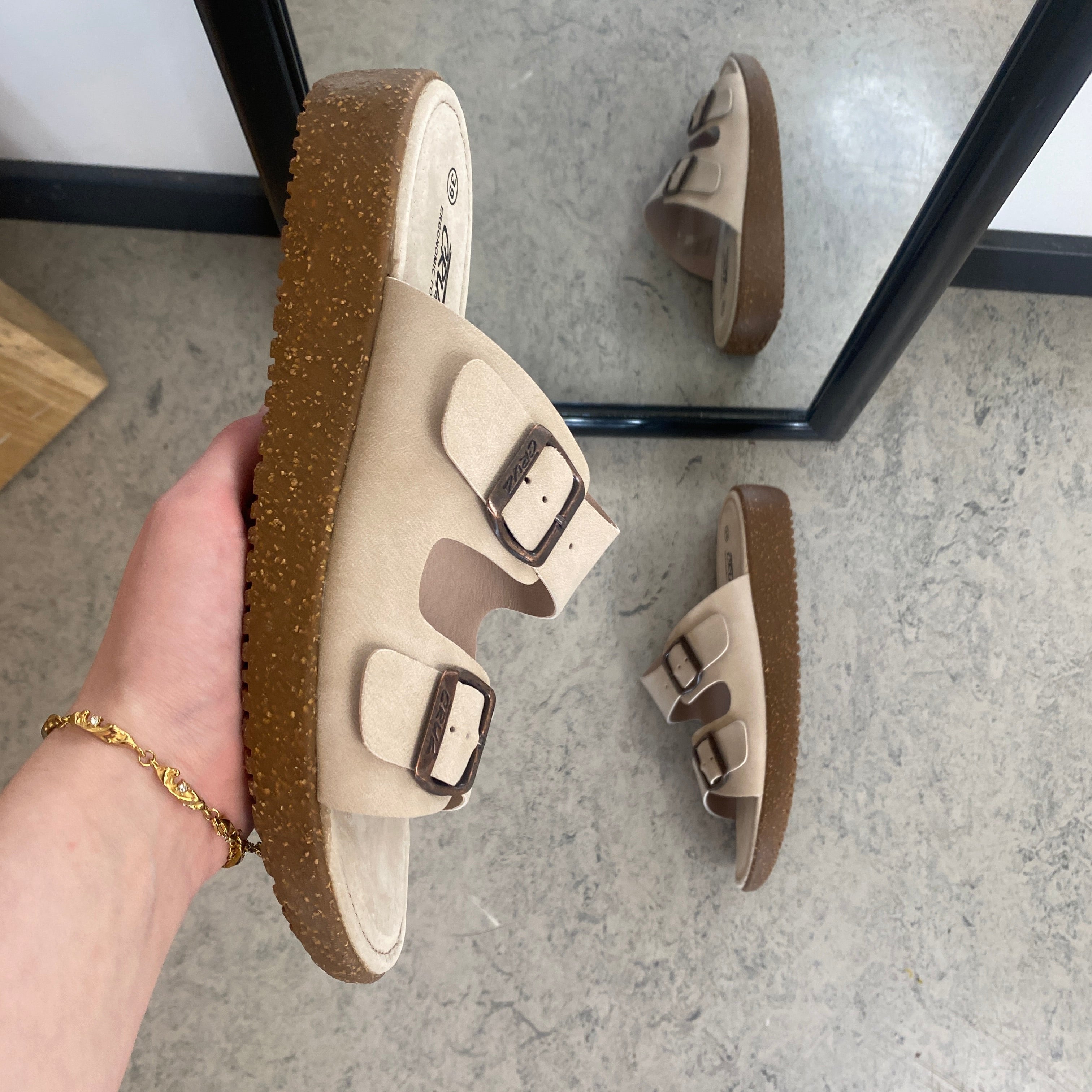Cruz Noraja sandal i beige – Komfort & stabilitet til smalle fødder