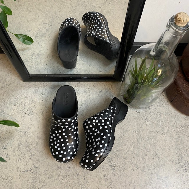 Sanita træsko med sort og hvidt prikmønster