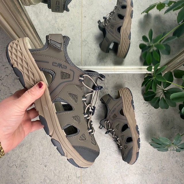 Lukket vandre sandal i brun fra CMP