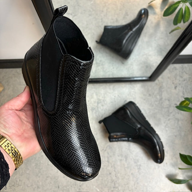 Elegant sort lakstøvle med bred elastikåbning