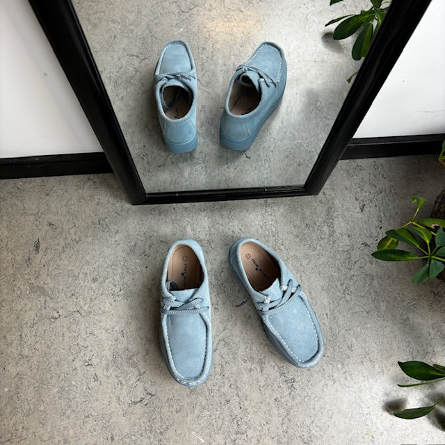 Lyseblå ruskindssko med gængesål og svangstøtte