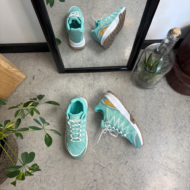 Grøn sko med åndbar overdel og flotte detaljer