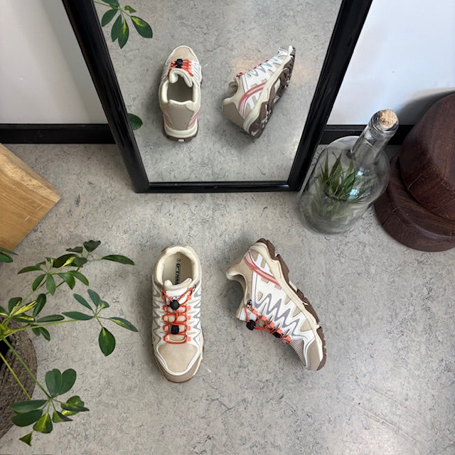 Fleksible beige sneakers med elastiksnørebånd.