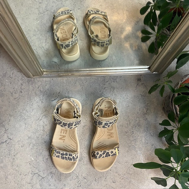 Smart sandal fra Woden med leopartprint