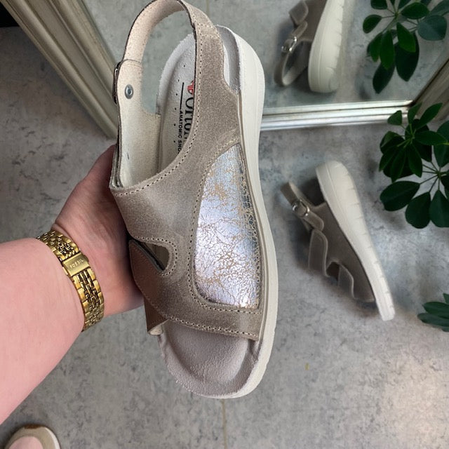Bred ortopædisk sandal i beige med velcro, svangstøtte & ekstra plads til knyster