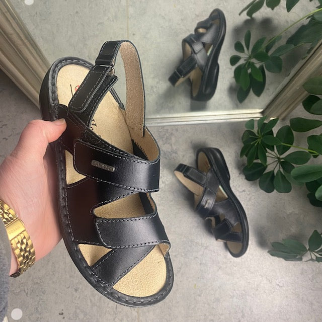 Sort bred skind sandal med velcro
