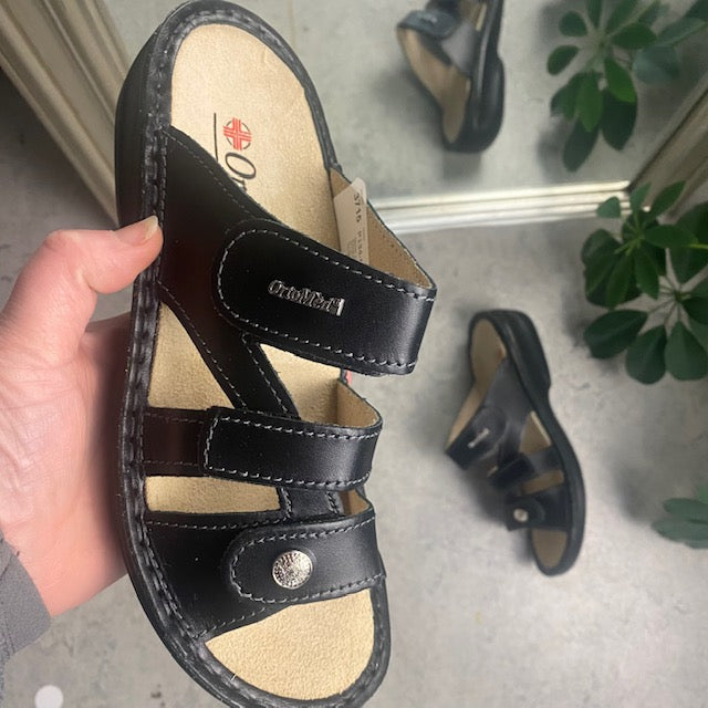 Sort skind slip on til knyster