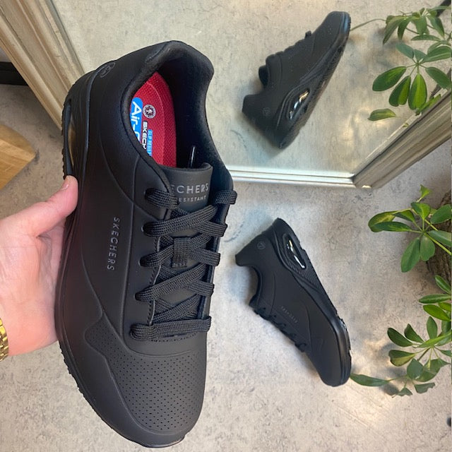 Sort skridsikker arbejdssko fra Skechers med ESD