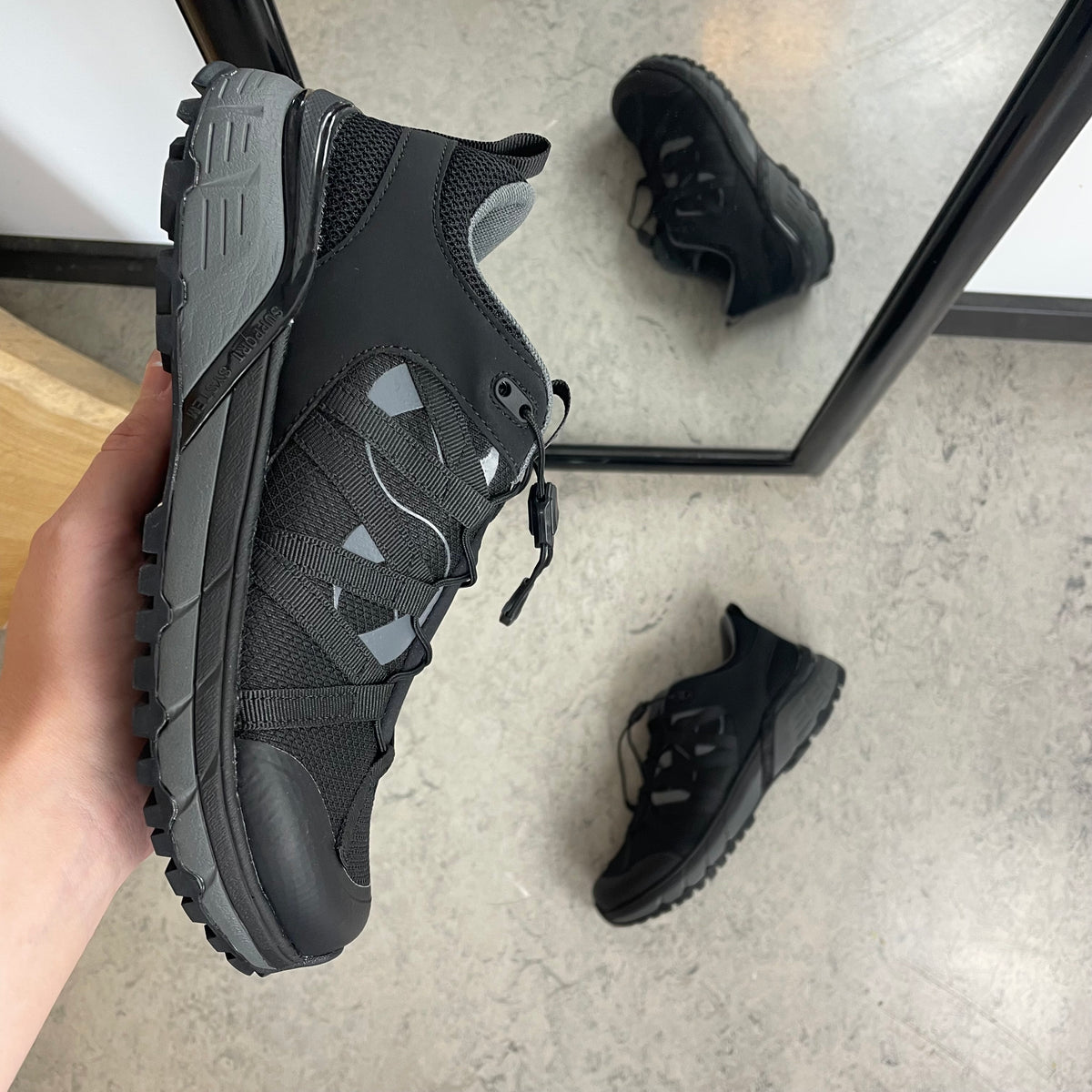 Sort vandafvisende damesko med bred pasform og svangstøtte fra Green Comfort