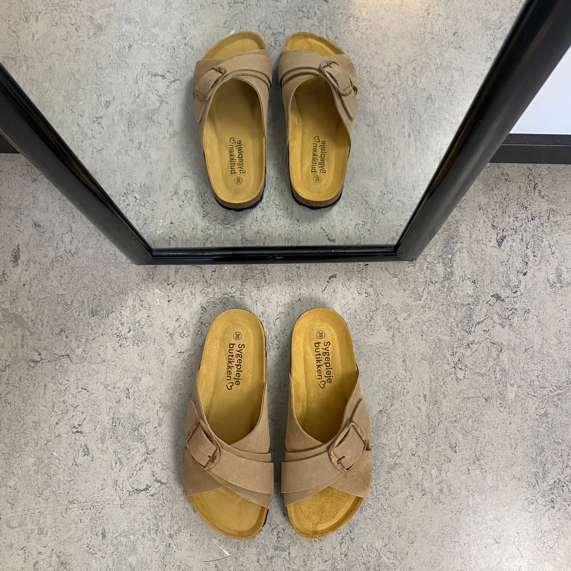 Lys brun slip on sandal i skind med dobbelt rem – komfort & støtte fra Sygeplejebutikken