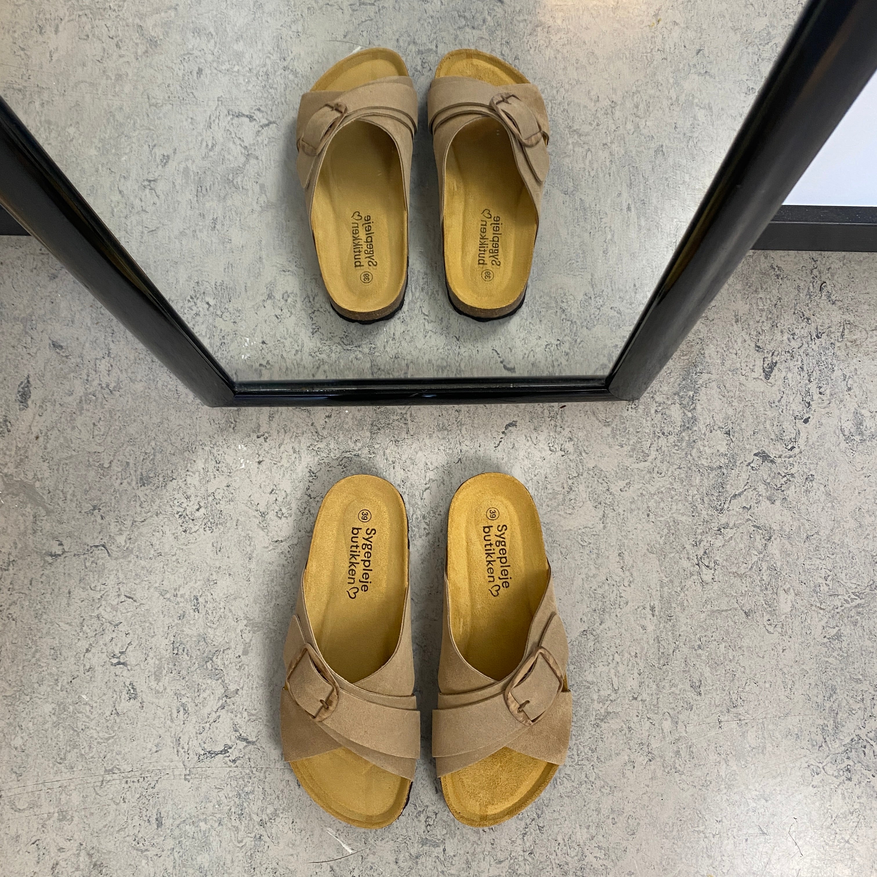 Lys brun slip on sandal i skind med dobbelt rem – komfort & støtte fra Sygeplejebutikken