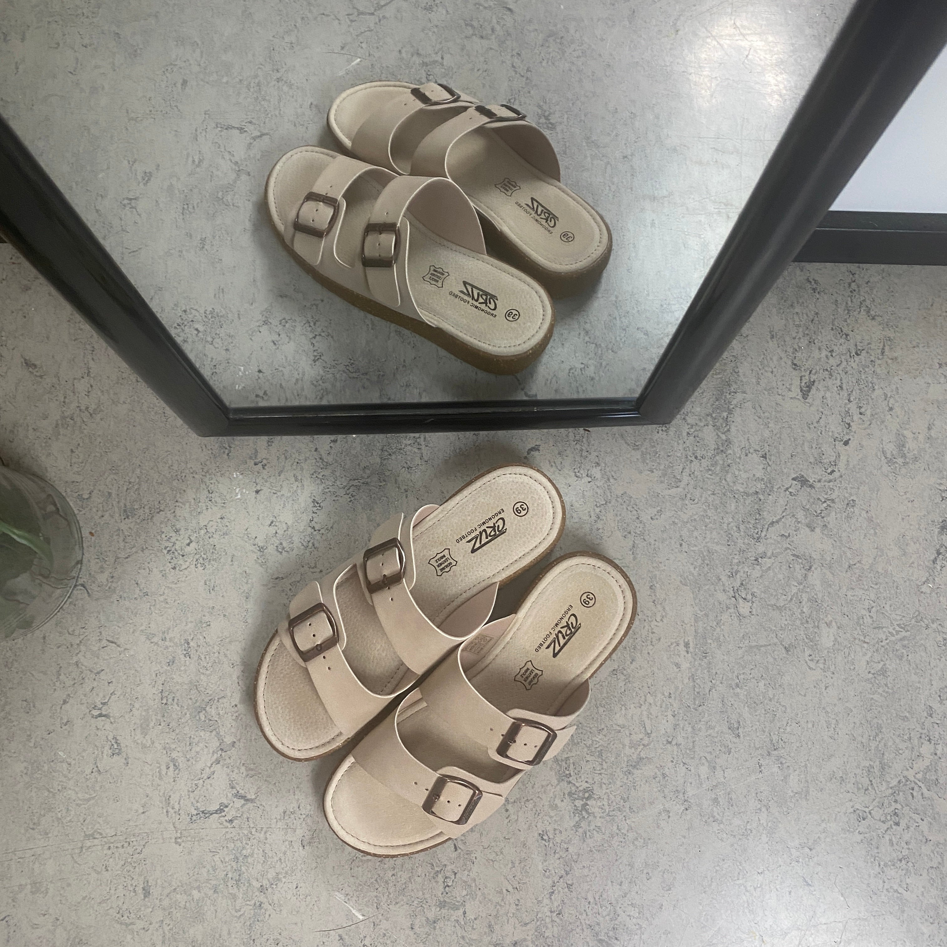 Cruz Noraja sandal i beige – Komfort & stabilitet til smalle fødder