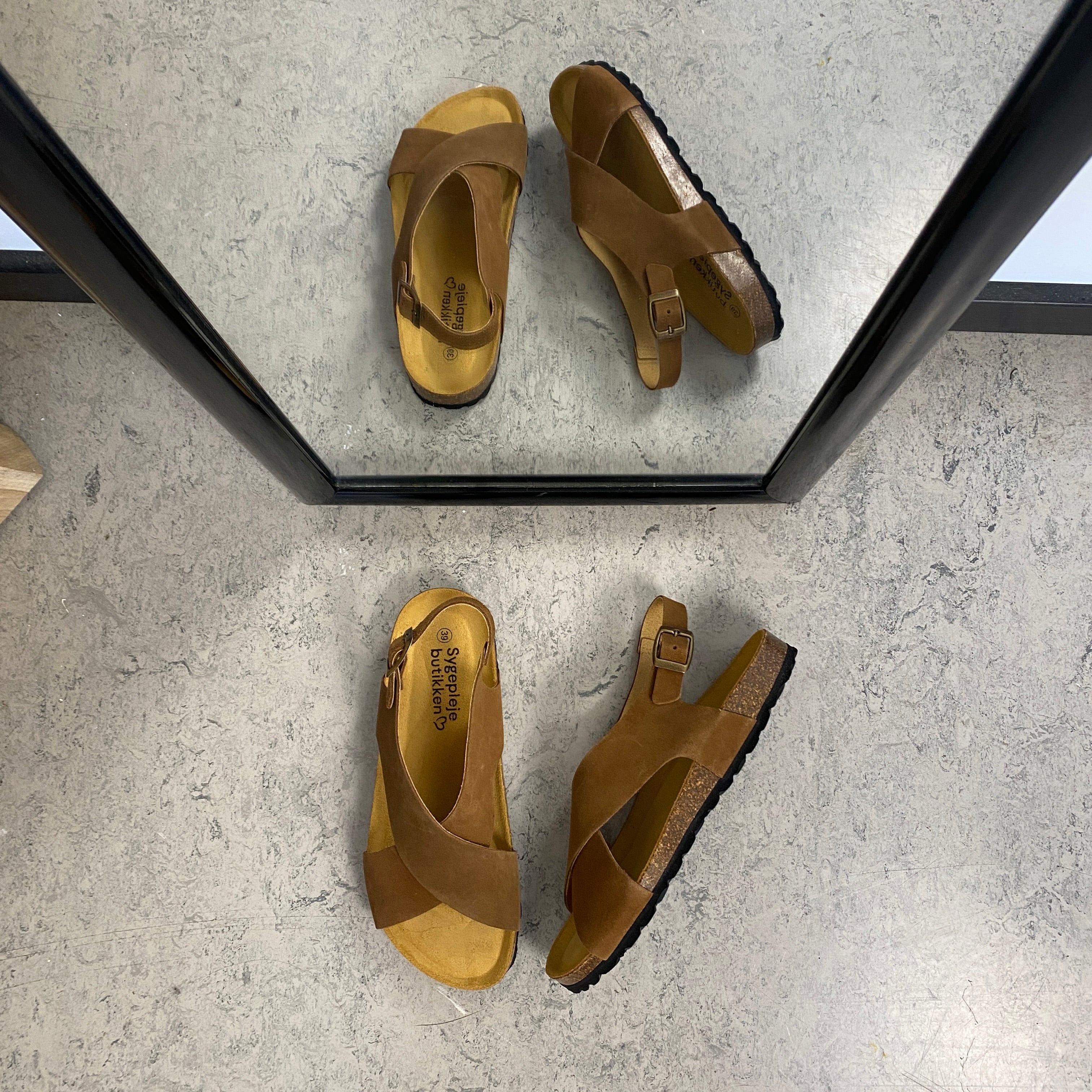 Serraje Roble – brun sandal med krydsremme & bagrem | Sygeplejebutikken