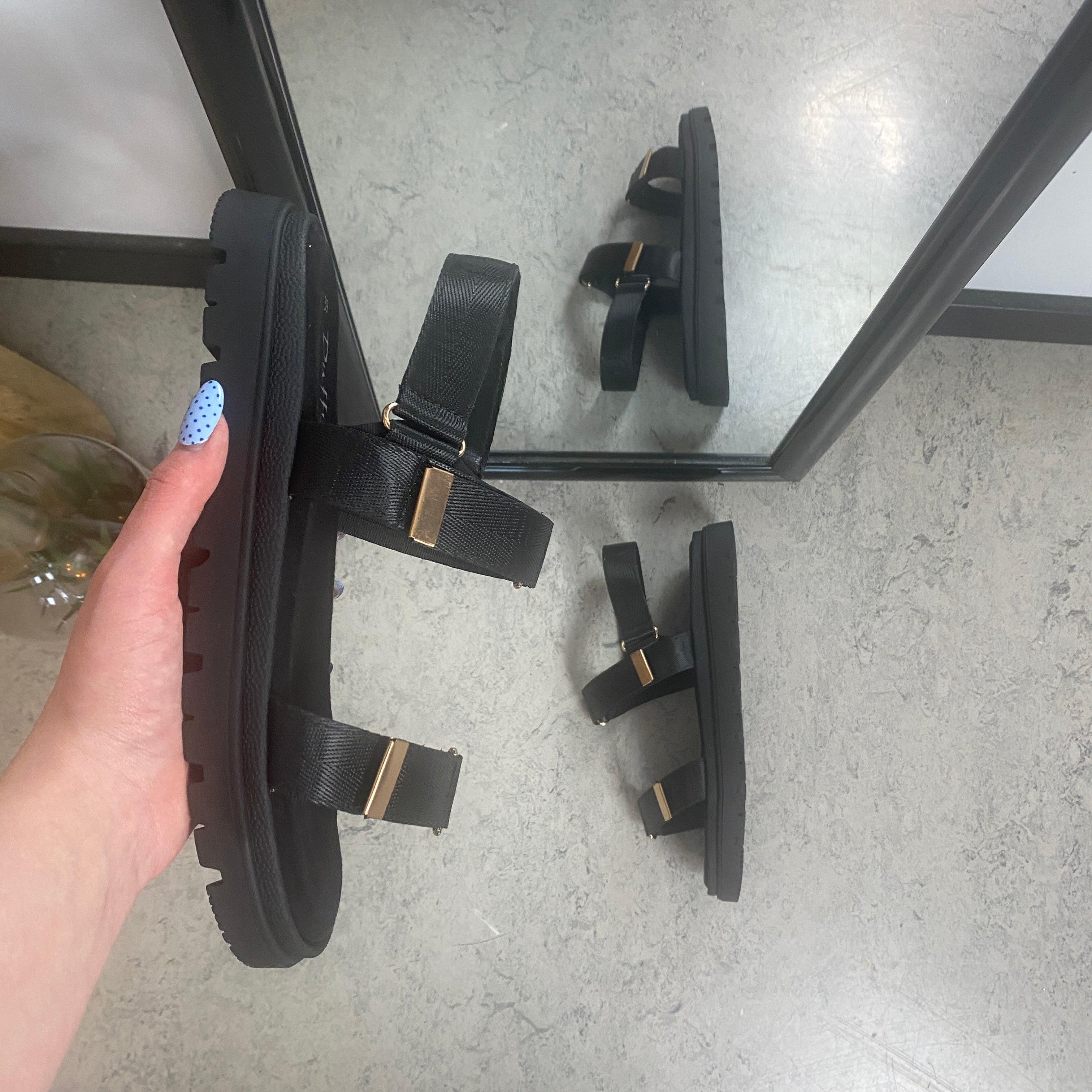 Sort sandal med justerbare remme & komfortabel sål