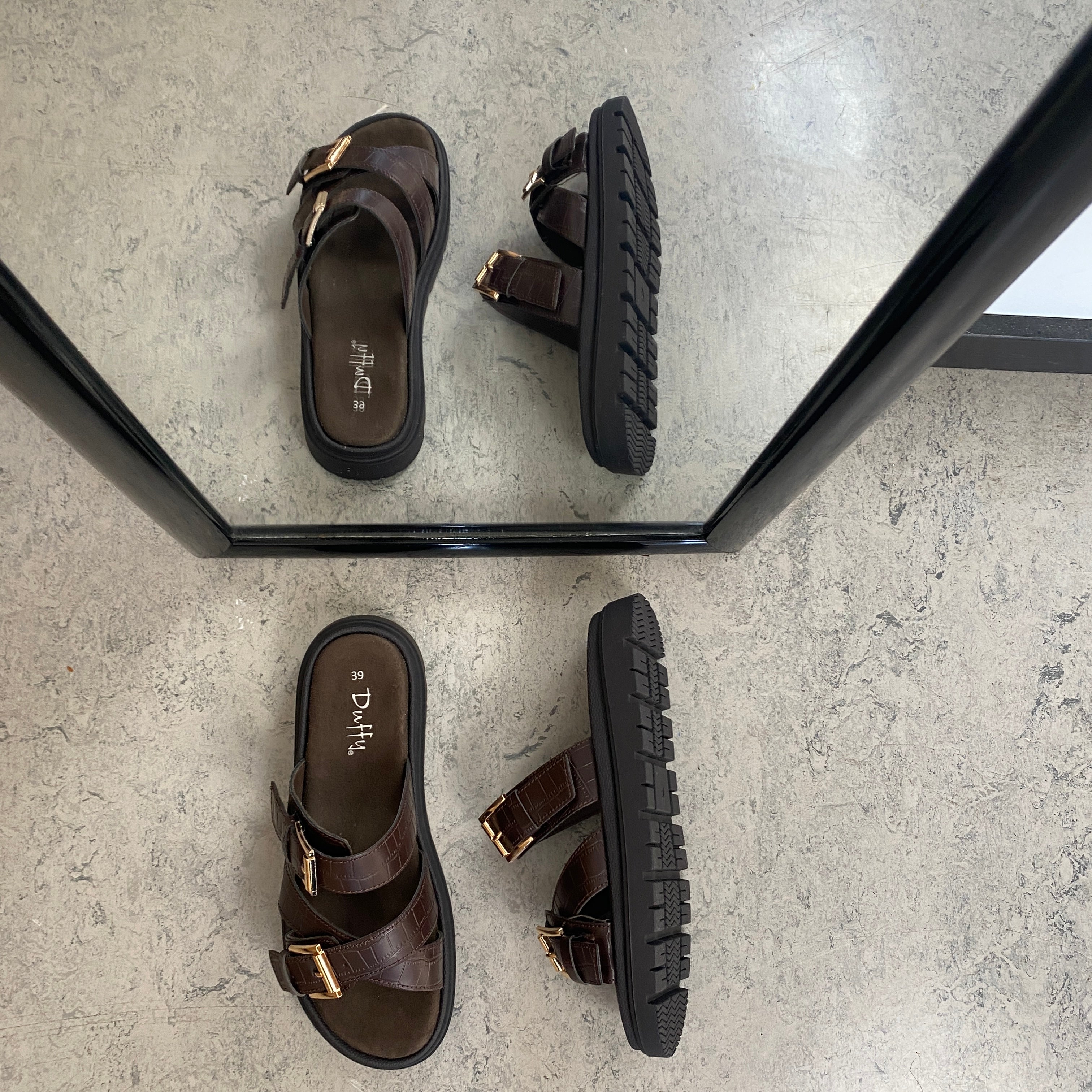 Mørkebrun, komfortabel Duffy sandal med justerbare remme & stabil sål
