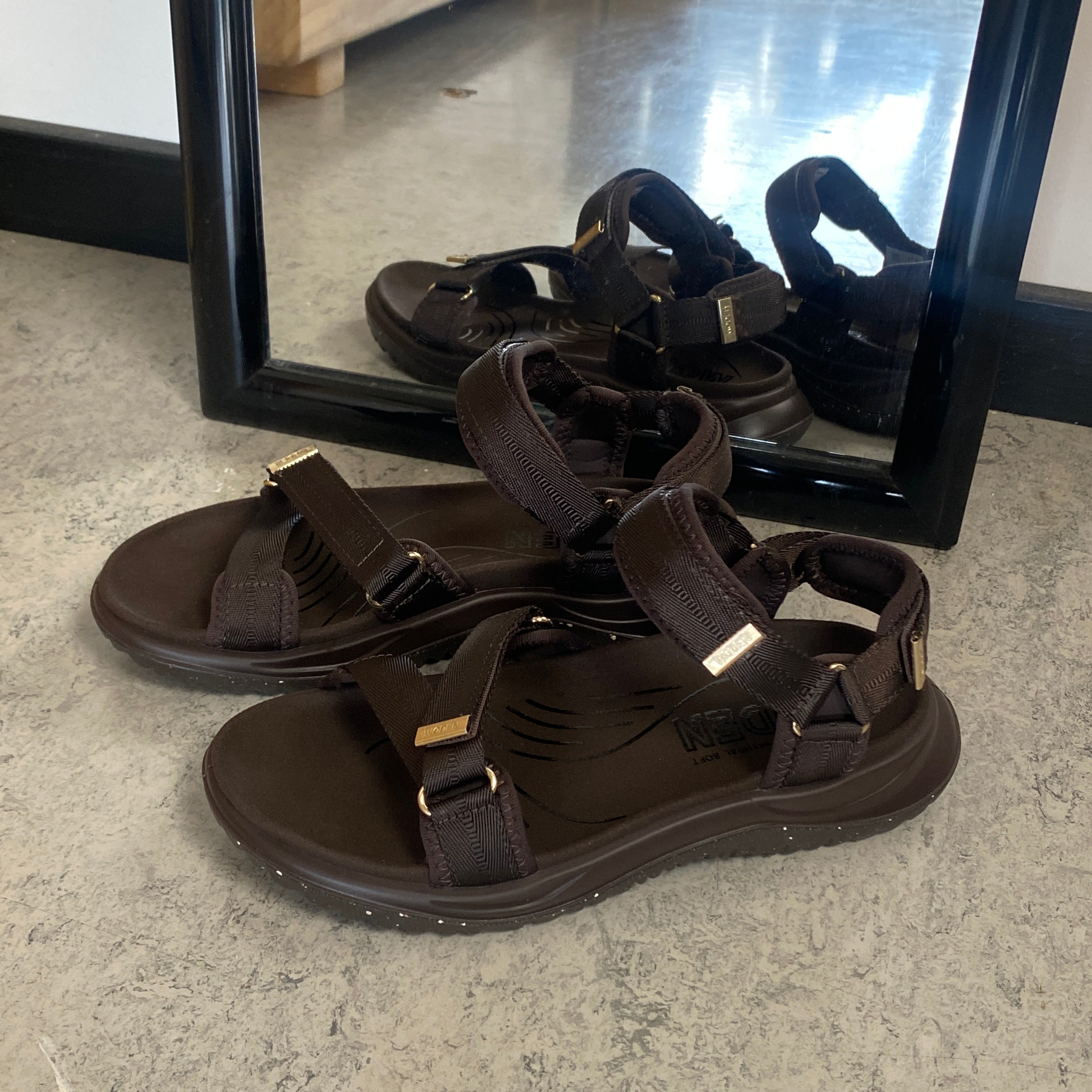 Mørkebrun Woden Solvej sandal – let komfort, svangstøtte & justerbar pasform