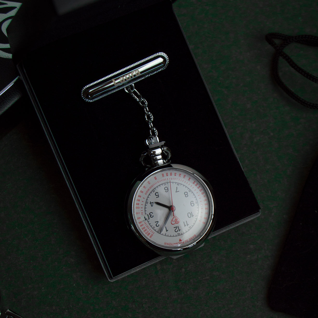 Sygeplejeur med dato i stål med gravering