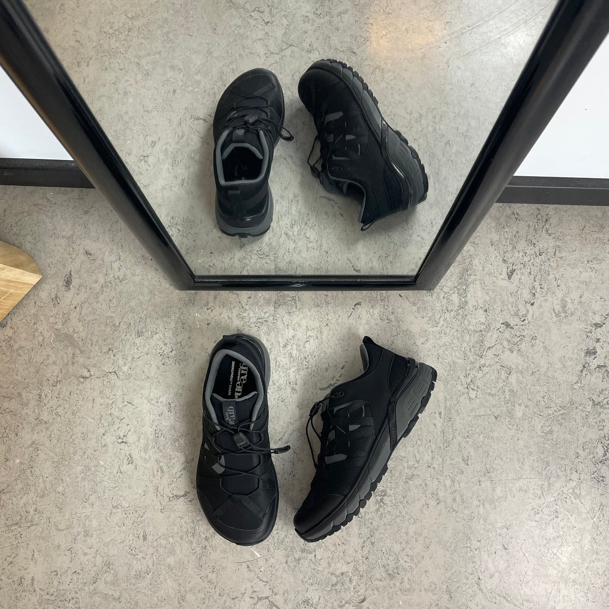 Sort vandafvisende damesko med bred pasform og svangstøtte fra Green Comfort