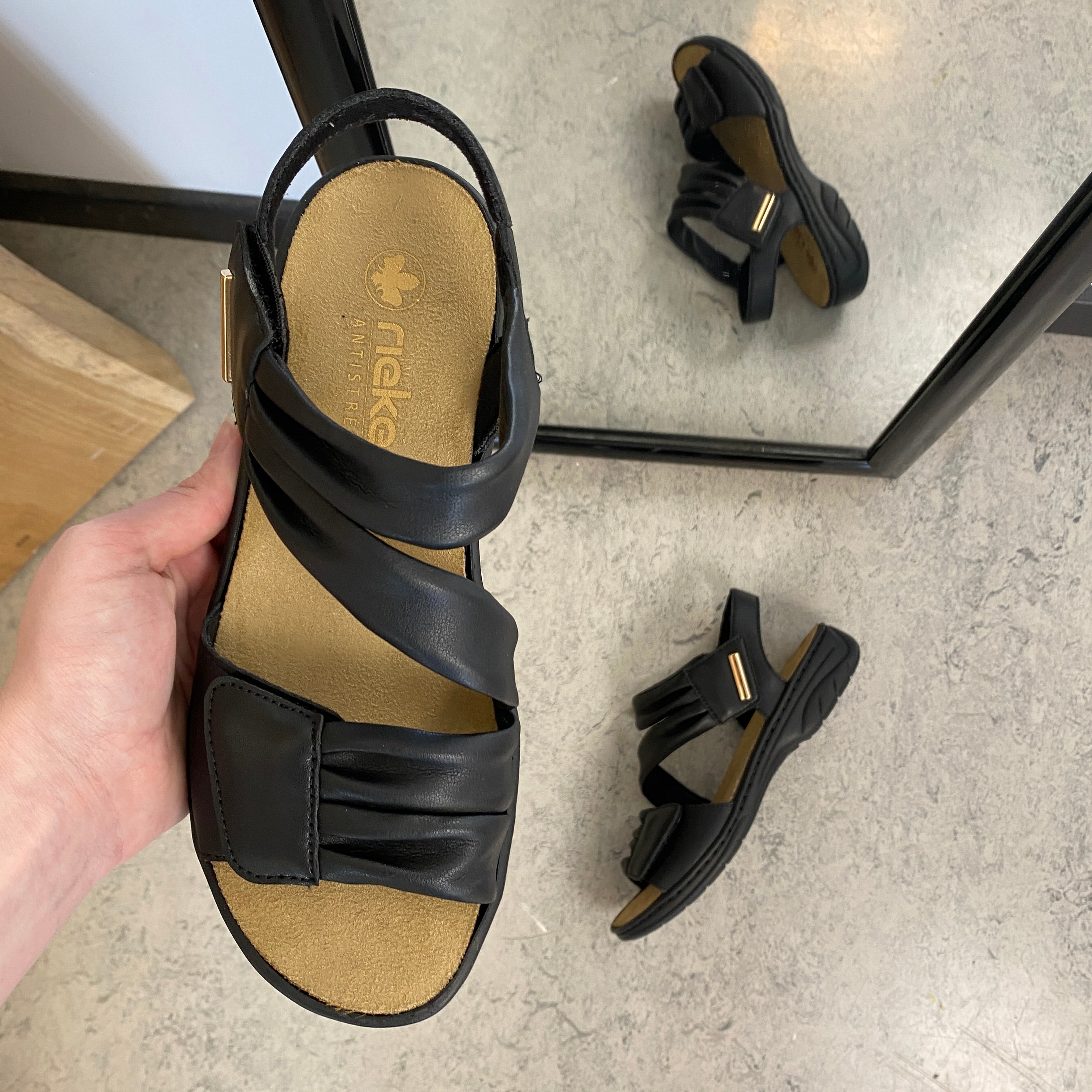 Rieker damesandal sort – klassisk komfort med støtte & justerbar pasform