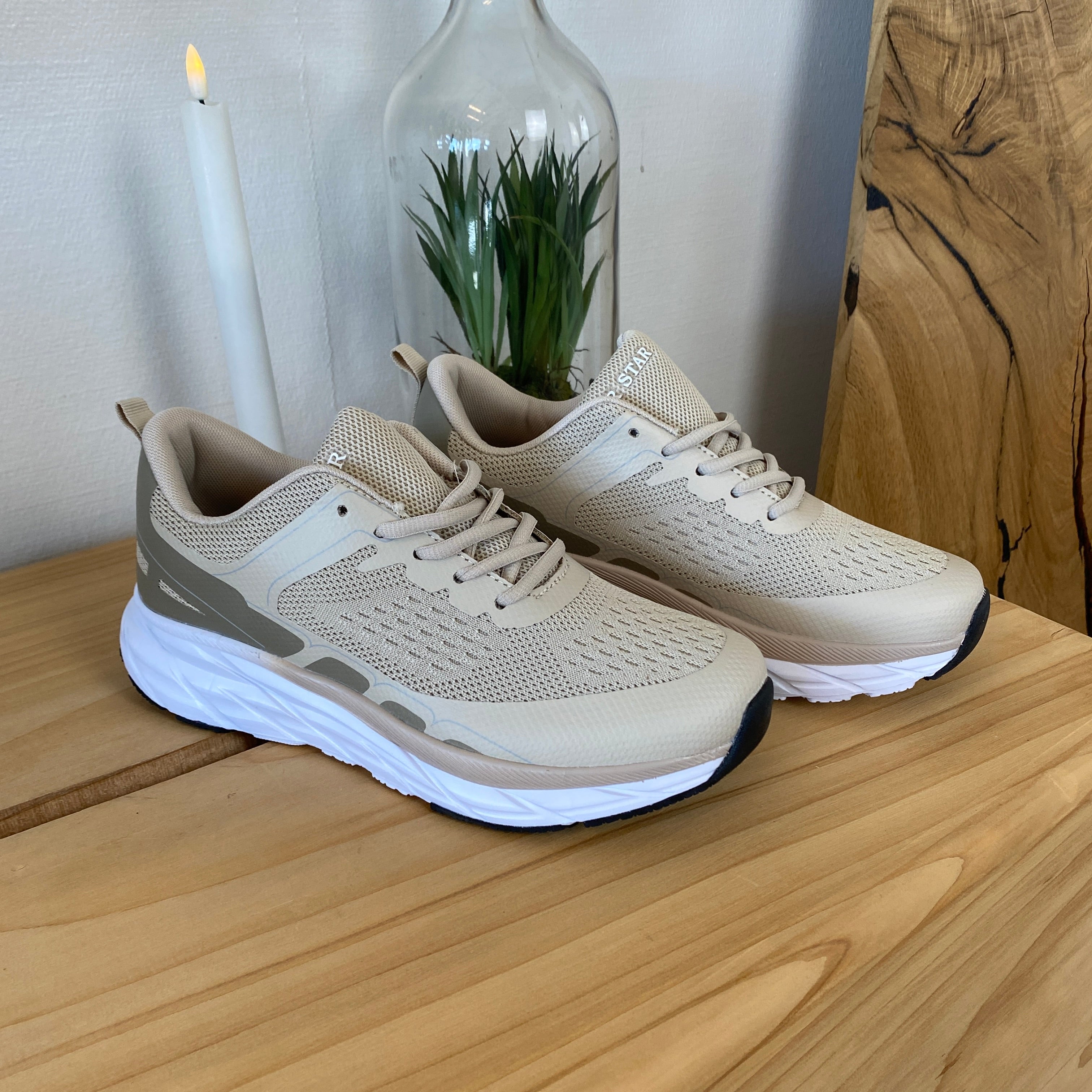 Letvægts komfort sneaker i åndbart mesh med stødabsorbering