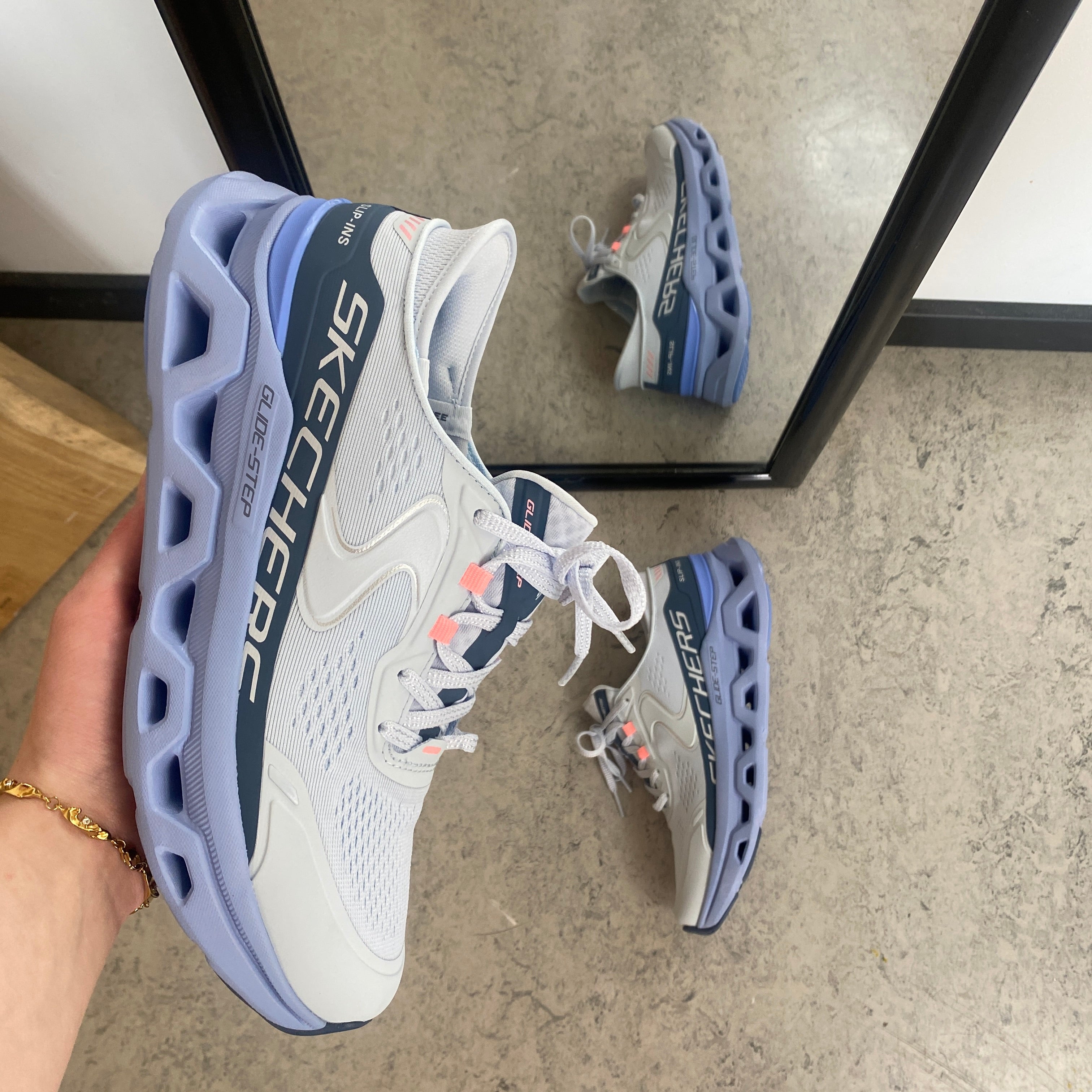Skechers Glide-Step Aldus i lys blå – slip in sneaker med svangstøtte & stødabsorbering