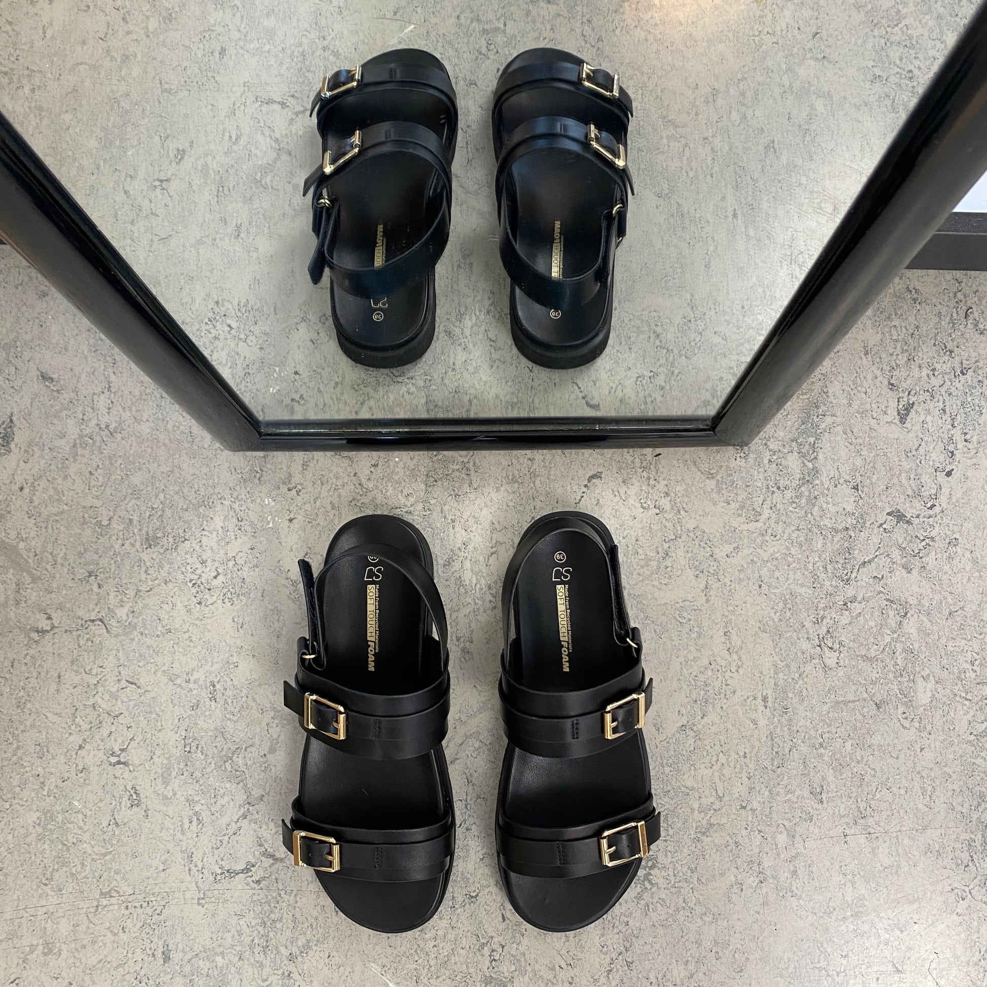 Sort sandal med spænder & hælrem – klassisk model med regulerbar pasform