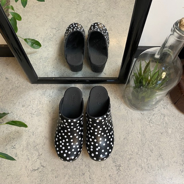 Sanita træsko med sort og hvidt prikmønster