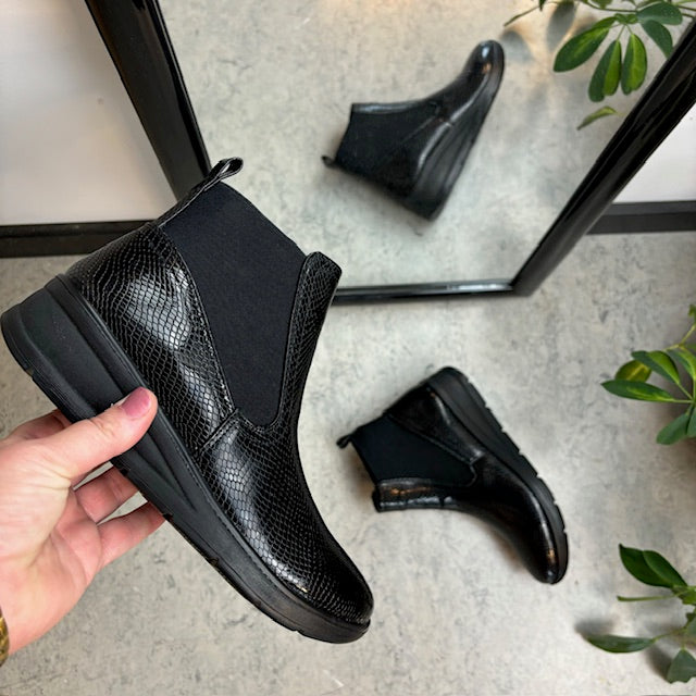 Elegant sort lakstøvle med bred elastikåbning