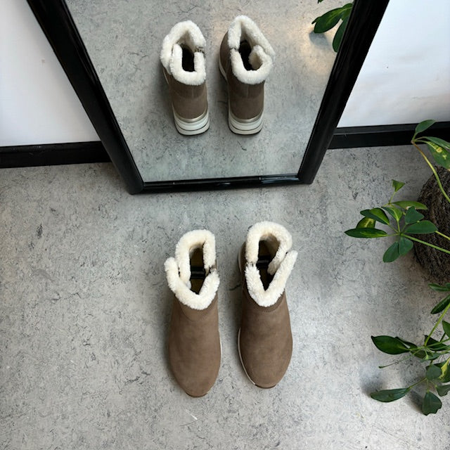 Kort brun Remontestøvle med uldfoer og god bredde