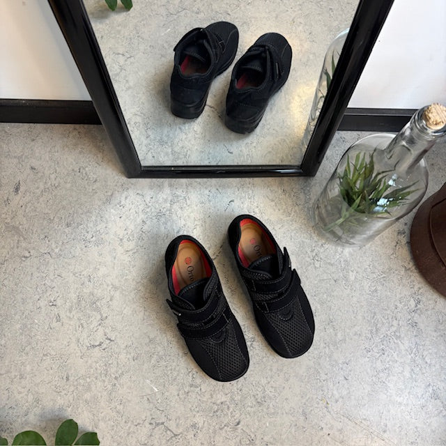 Sort ortopædisk sko med ekstra bred pasform, velcro & udtagelig memory-skum sål