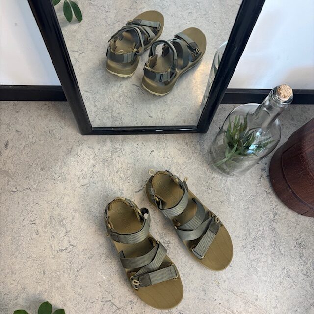 Grøn letvægts vandresandal til mænd med god svangstøtte.