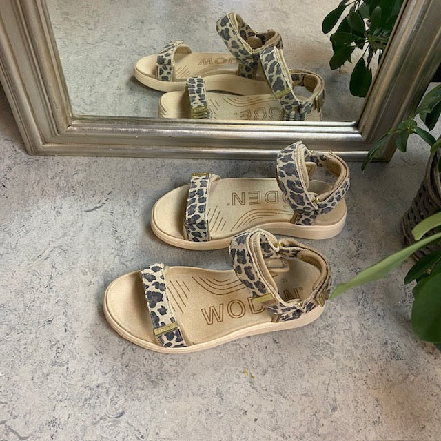 Smart sandal fra Woden med leopartprint