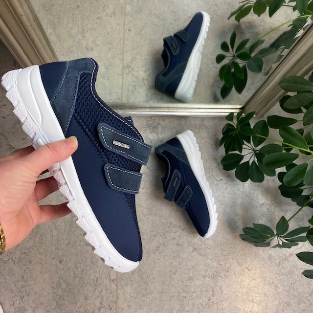 Blå fleksibel sko med skridhæmmende såler