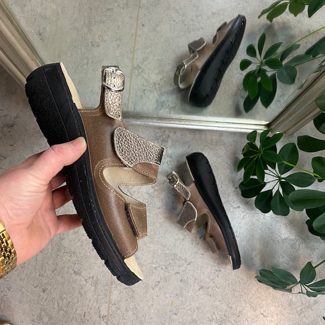 Bred skind sandal med velcro