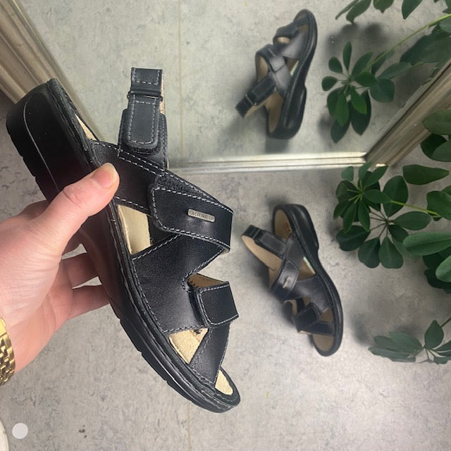 Sort bred skind sandal med velcro
