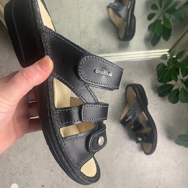 Sort skind slip on til knyster