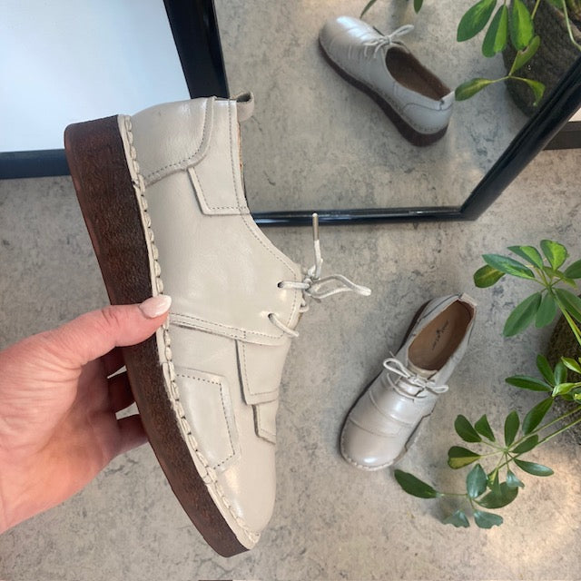 Lys beige skind snøresko med god stødabsorbering