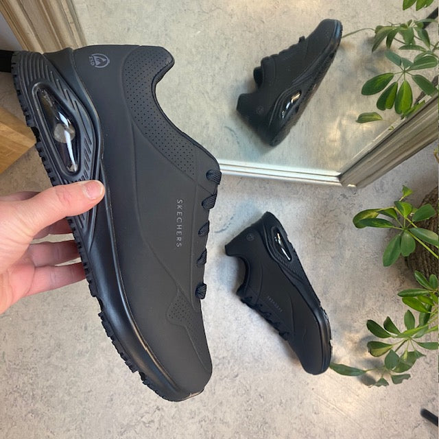 Sort skridsikker arbejdssko fra Skechers med ESD