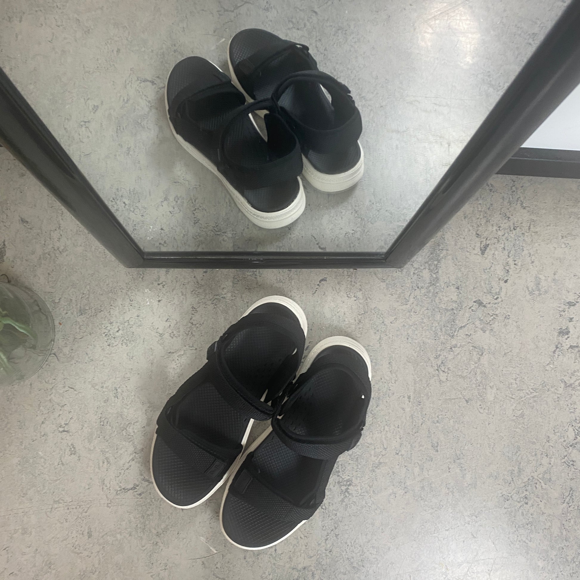 Sort komfortabel sandal med justerbare remme & let stødabsorbering