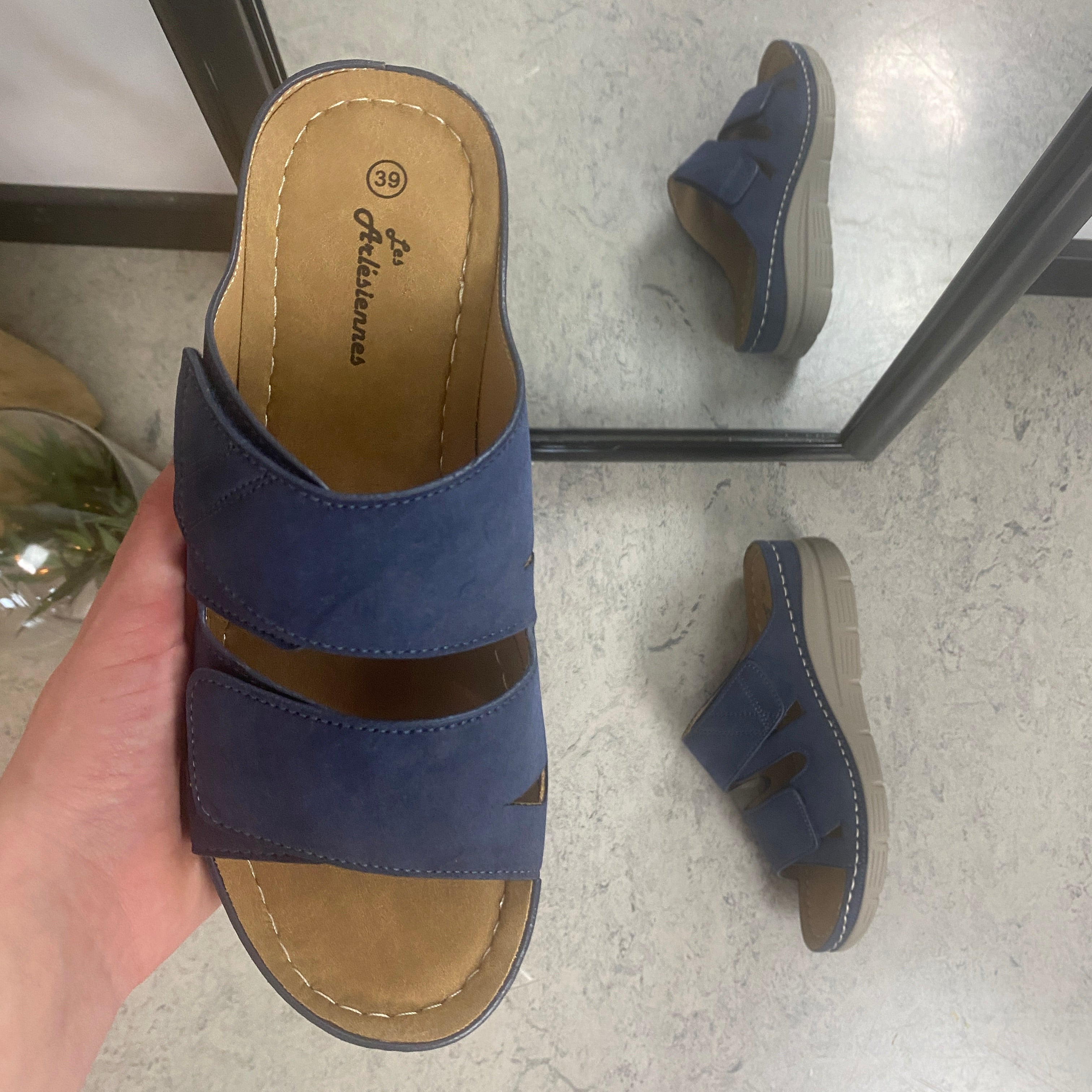 Blå slip on sandal med kilehæl & velcro – feminin & fleksibel til hverdagen