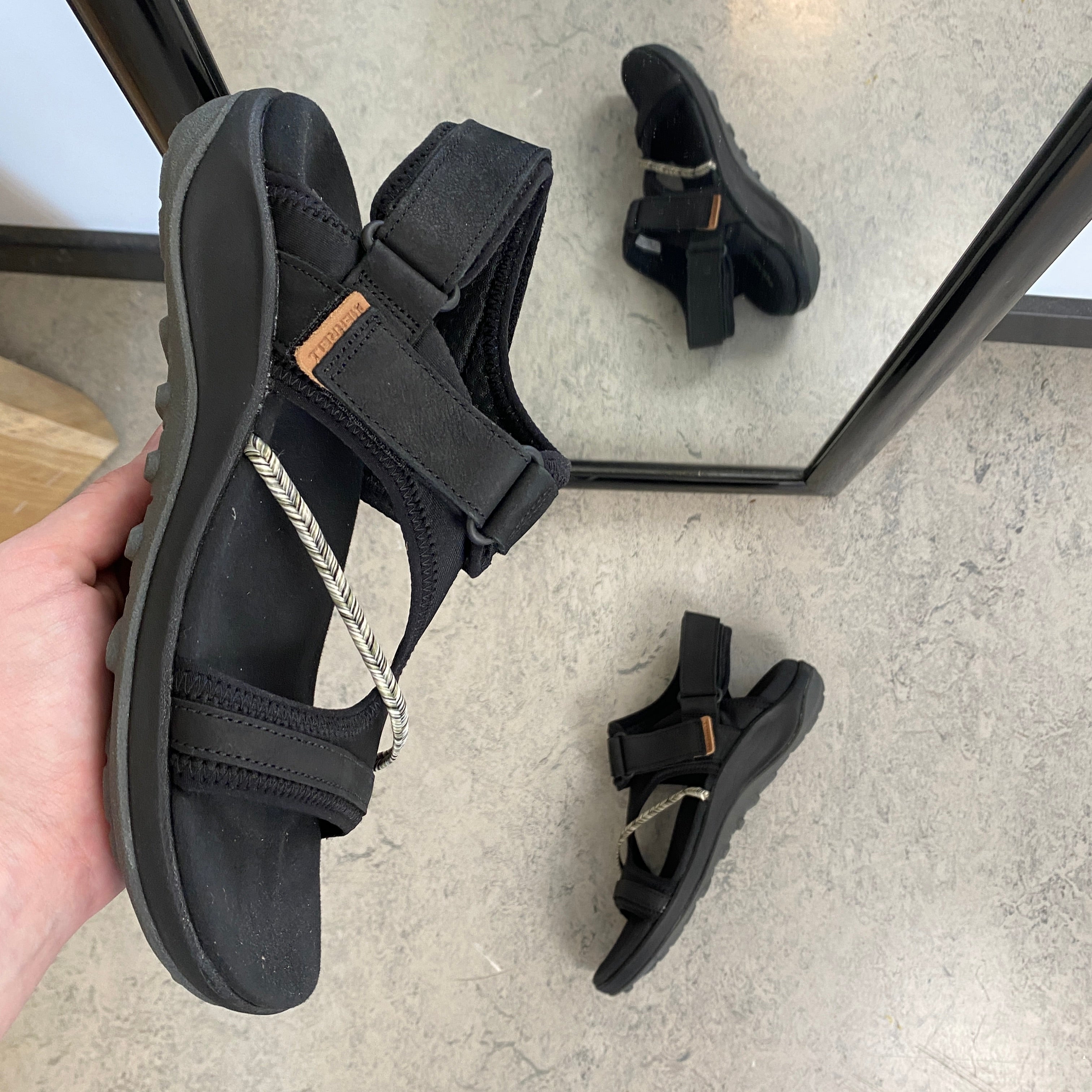 Sort Merrell sandal – let & komfortabel sandal med justerbar pasform