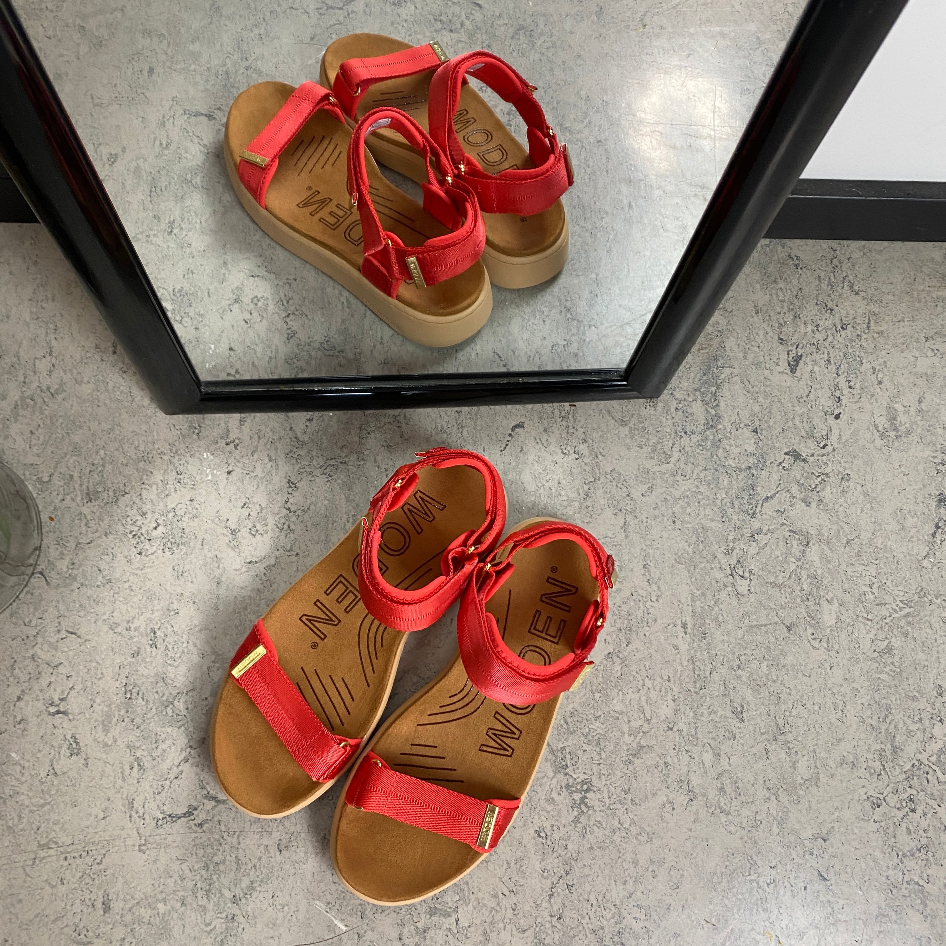 Woden sandal i rød – Let komfort med karakter