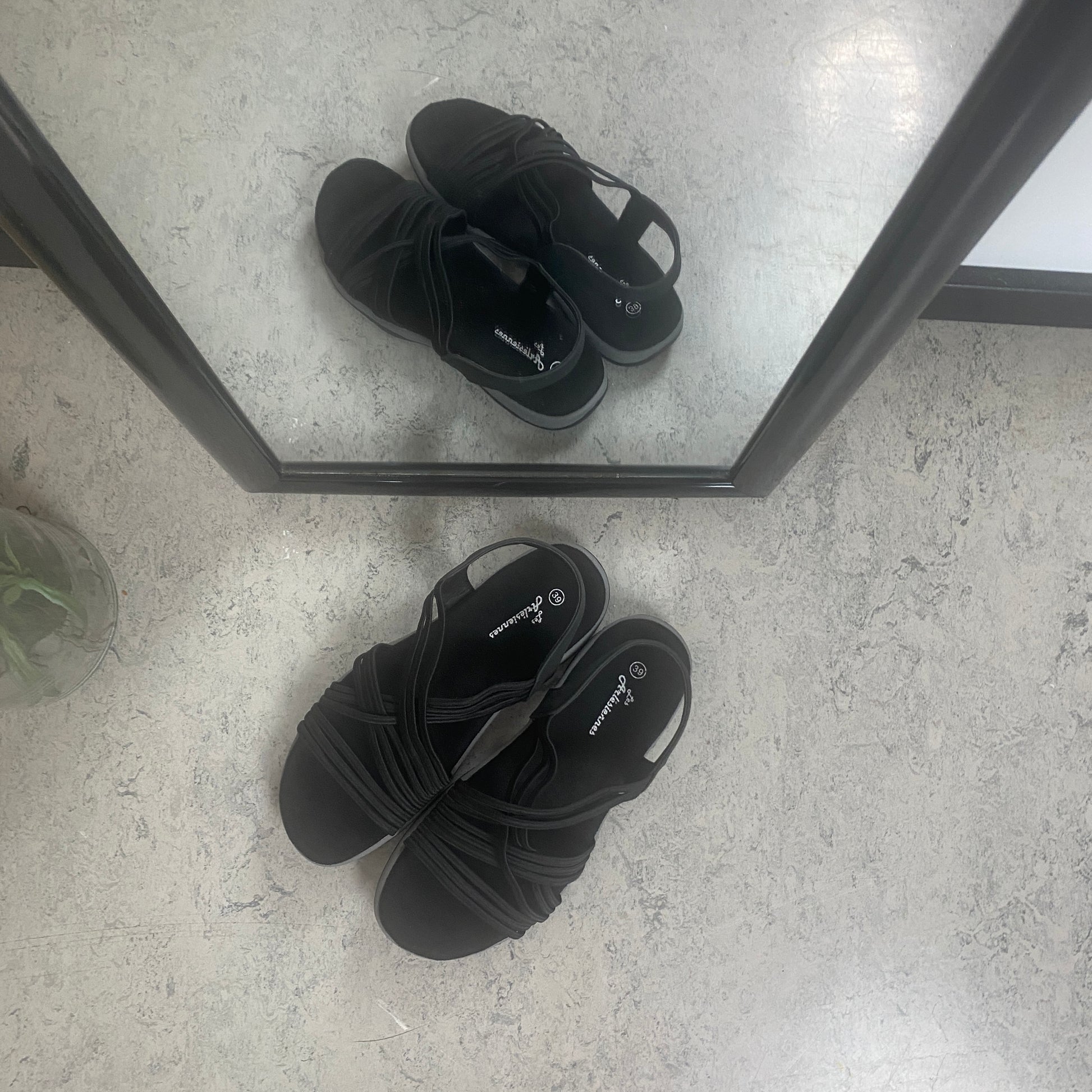 Sort sandal med elastikremme – klassisk model med blød skumsål
