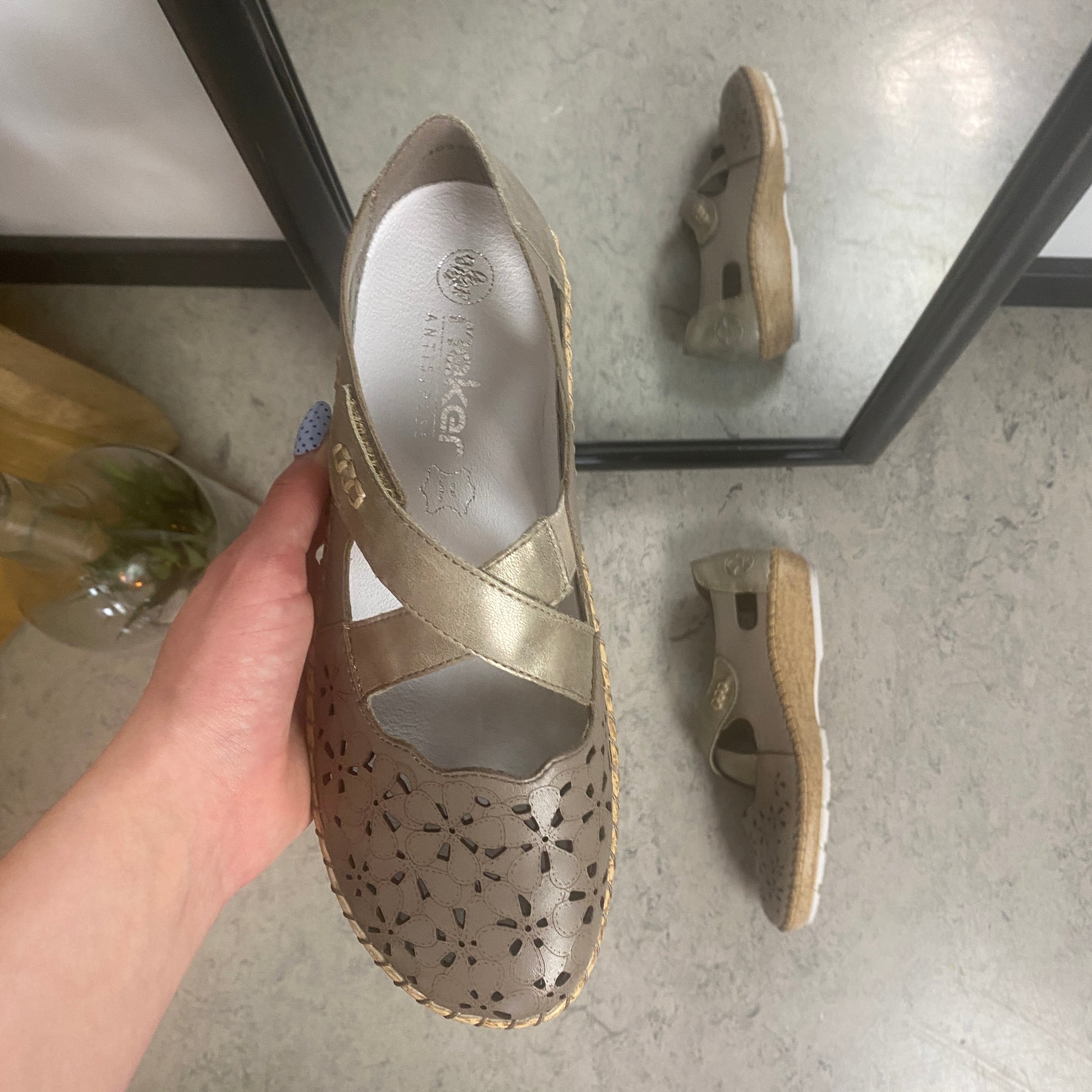 Rieker beige lukket sandal med velcro & blomstermønster