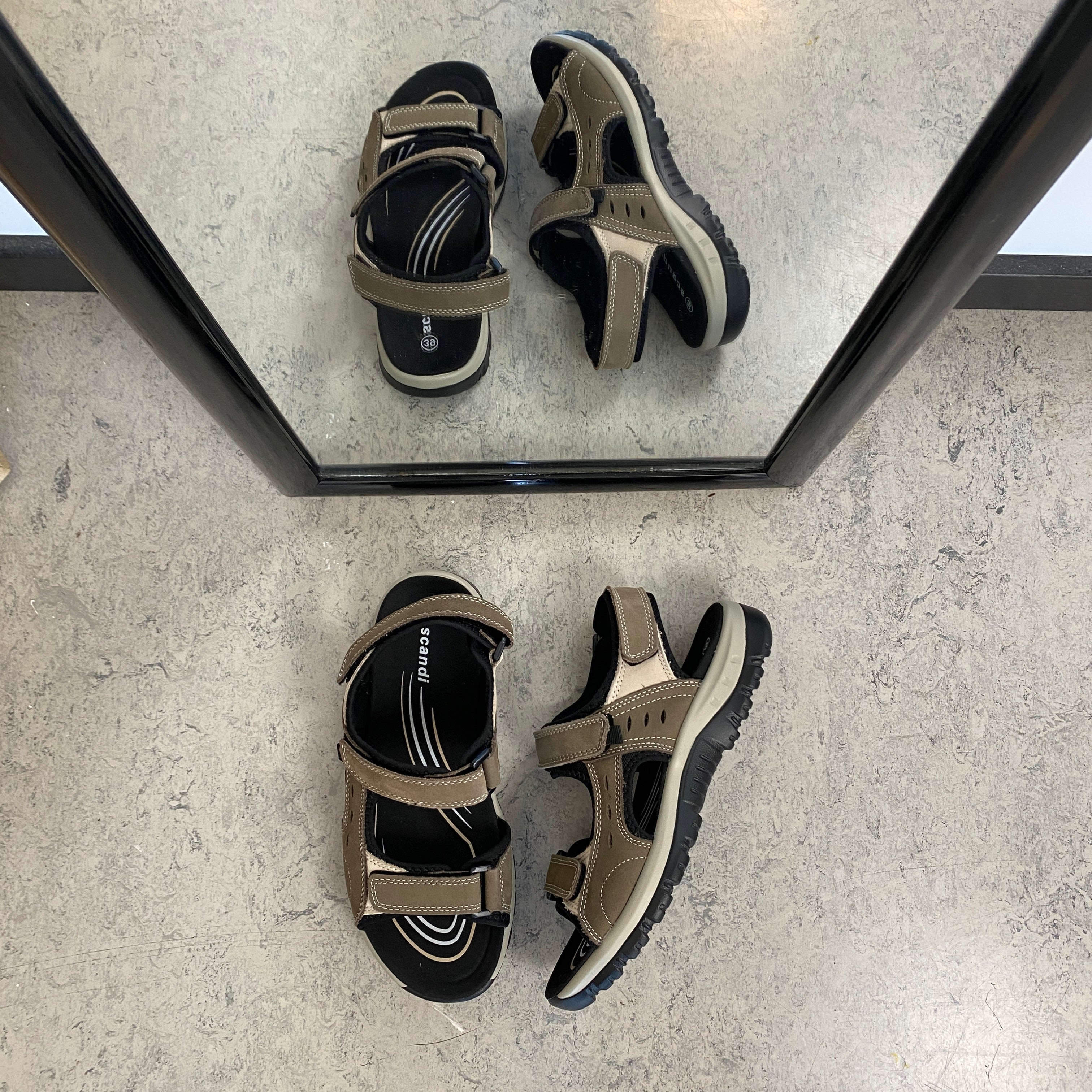Robust sandal med justerbar pasform i brun