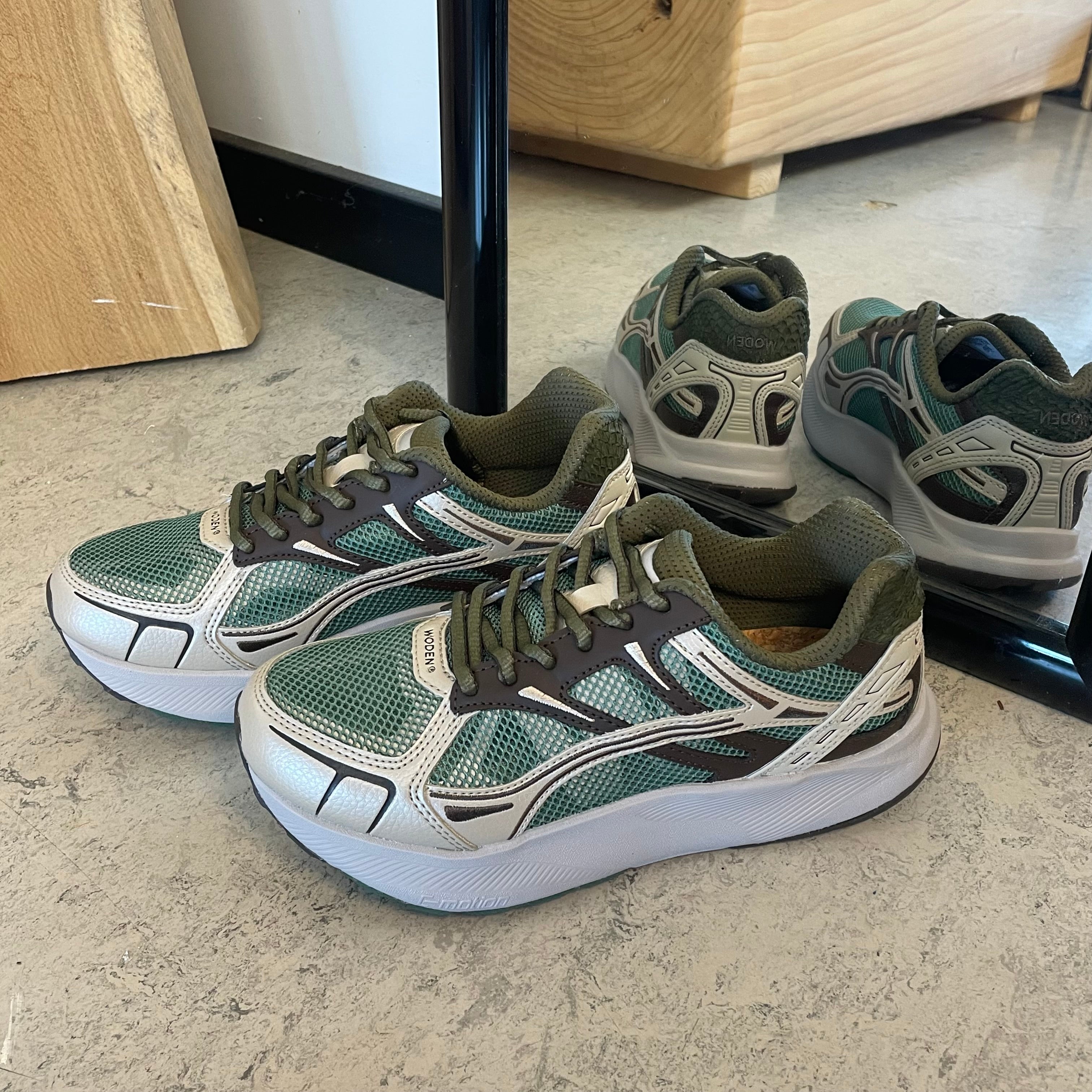 Woden Freja Runner – olivengrøn/brun sneaker med let gængesål