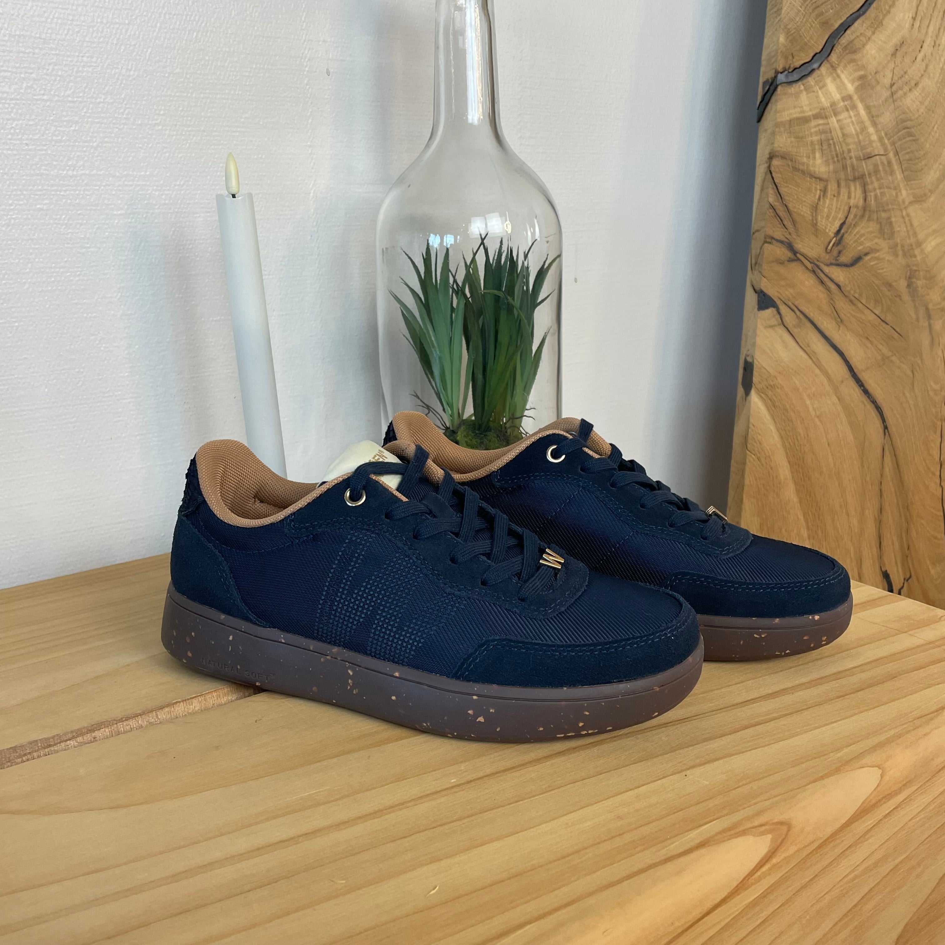 Woden Line Sneak – navy sneaker med gulddetaljer & blød komfort