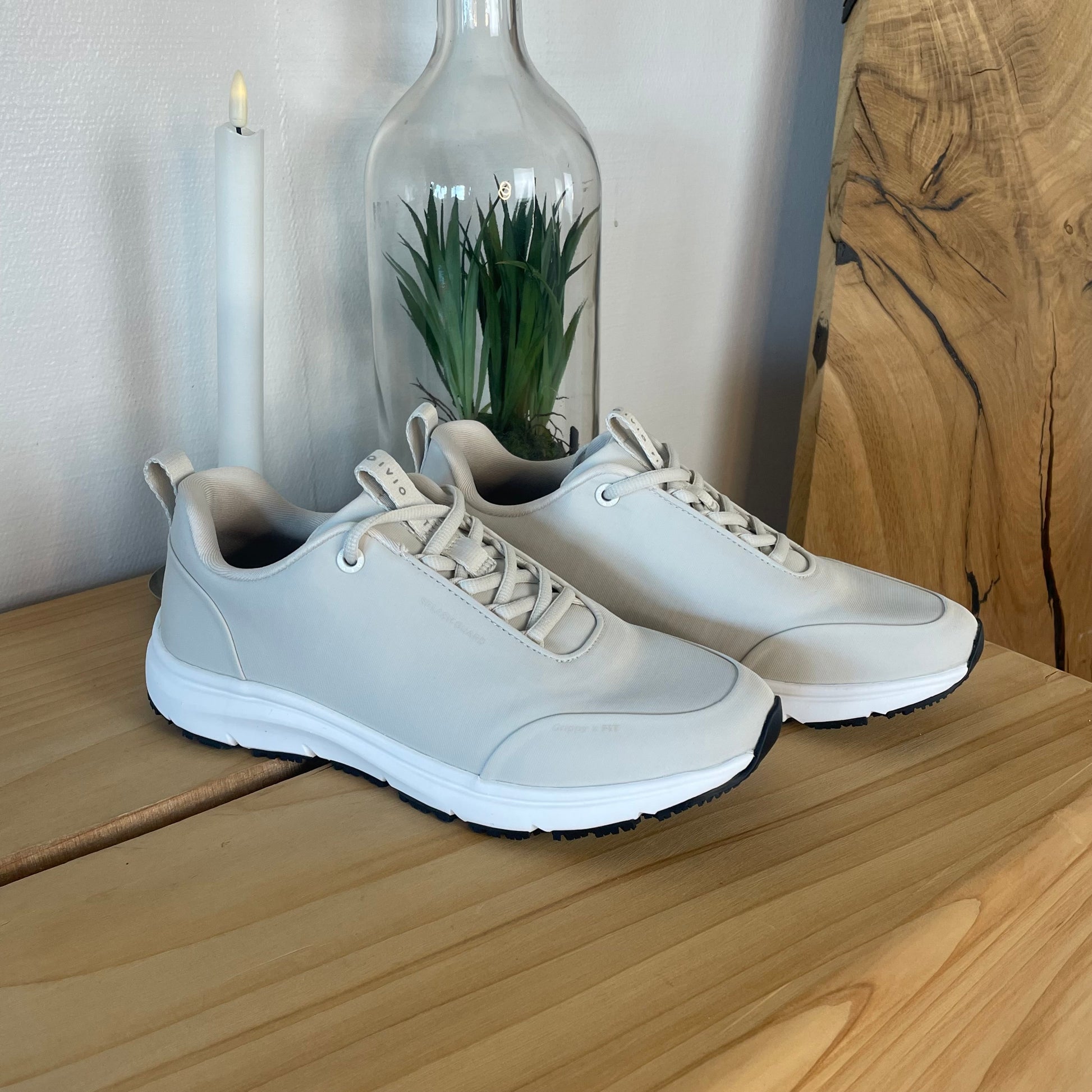 Hvid komfort sneaker med skridhæmmende sål & vandtæt membran
